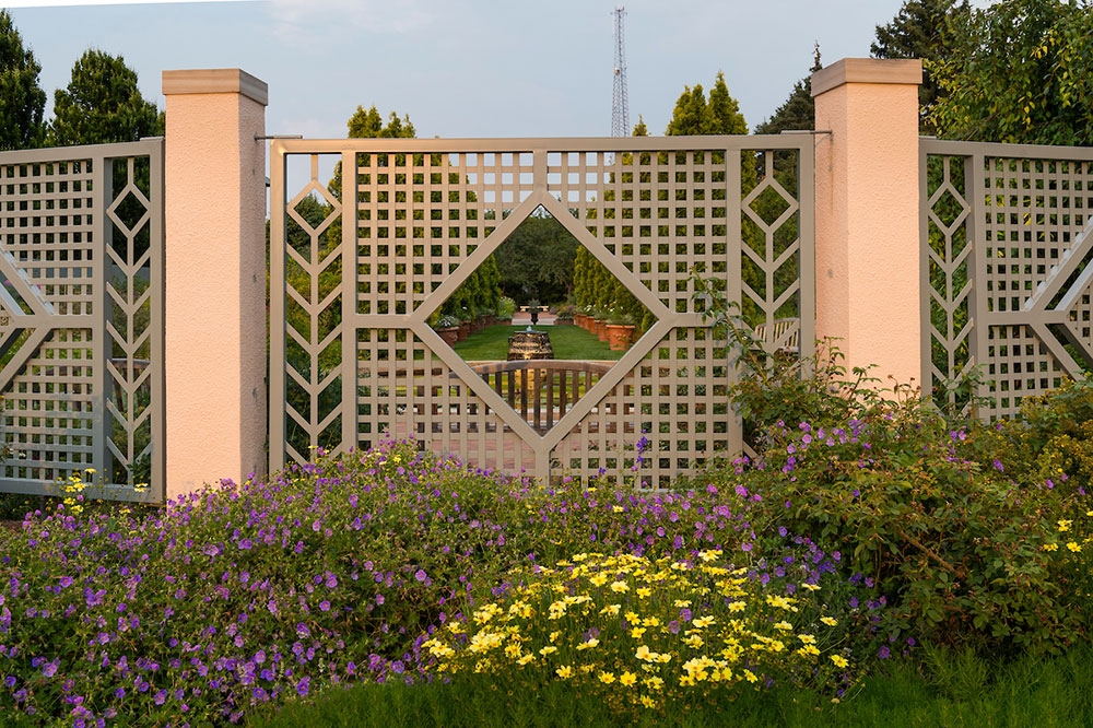 Fencing around the romantic gardens