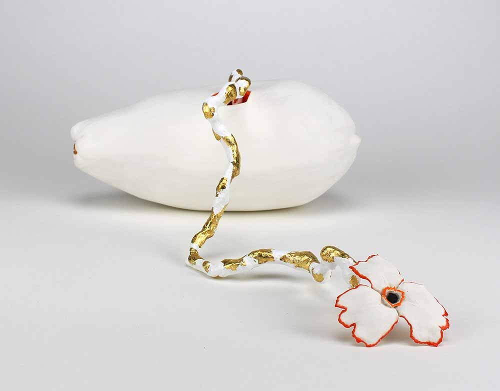 Daniela Maria Ferreira Cabeza-Vanegas, “Papaya: Flow”, porcelain, glaze and gold leaf, 2021.