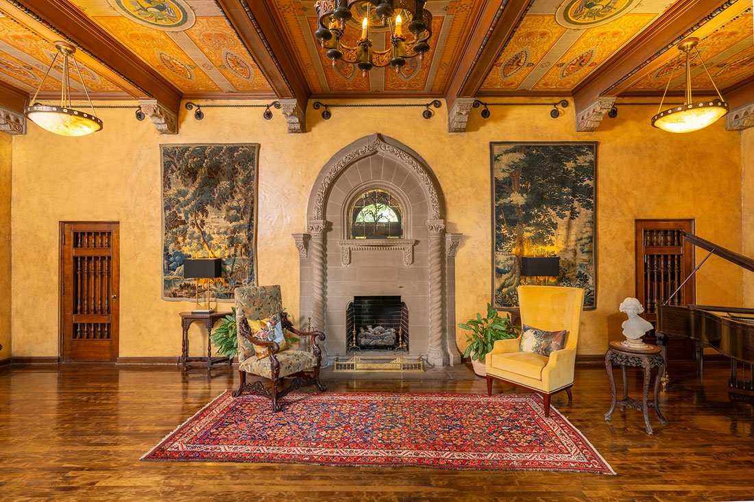 The Great Room in the Waring House mansion wraps your guests in warm wood, artisan glass and gleaming hardwood floors.